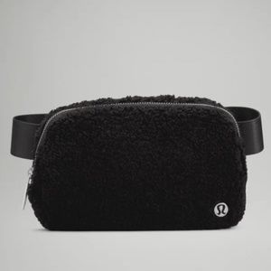 Lululemon Everywhere cross body bag fleece Sherpa NWT